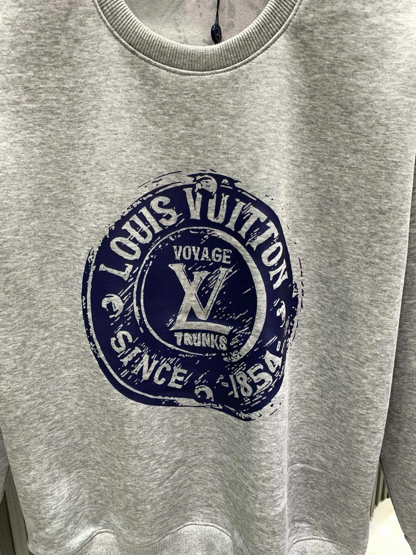 🅿️250 🀄️ Louis Vuitton LOUIS VUITTON high quality 2025 autumn and winter official website new classic letter printed catwalk style pullover round neck sweatshirt 400 grams of pure cotton ➕ silver fox velvet The master personally designed the trendy brand new printed round neck pullover sweatshirt, fashionable and individual, super versatile and good-looking, the same style for men and women, a must-have for everyone, hangtag, collar label, washed wheat, three complete labels